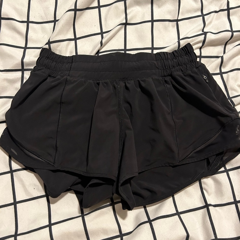 Lululemon size 4 hotty hot shorts 2.5 length